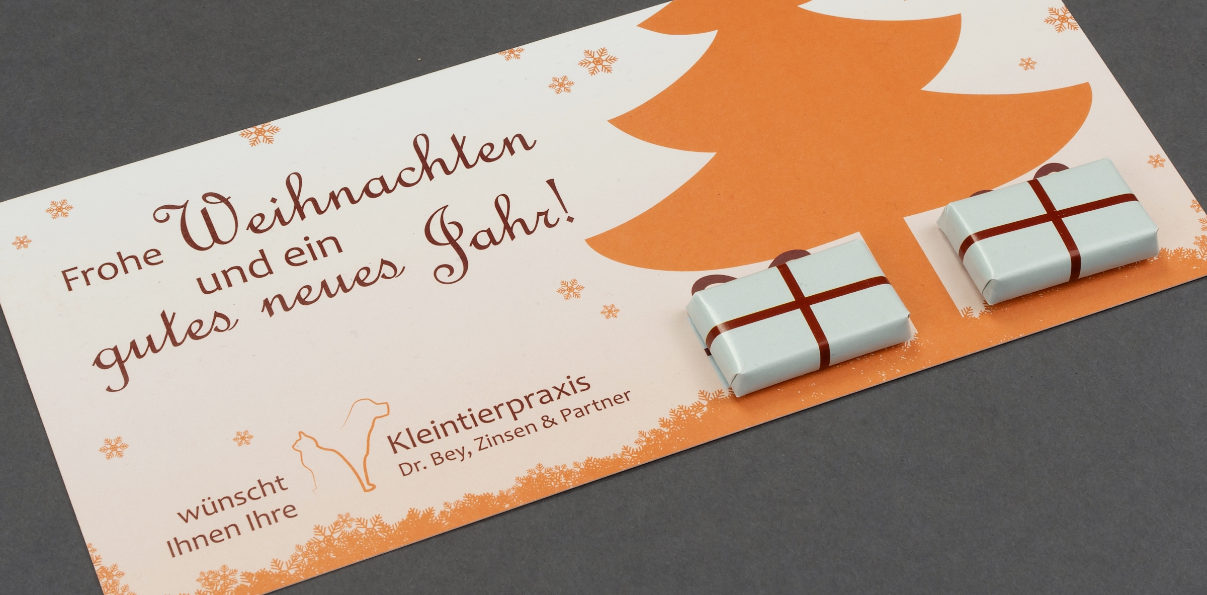 Gestaltung Weihnachtskarte mit Schokoladentafel für Tierarztpraxis